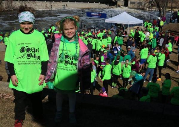 Jig-Jog-JCTC-2-girls-in-neon-green-tshirts